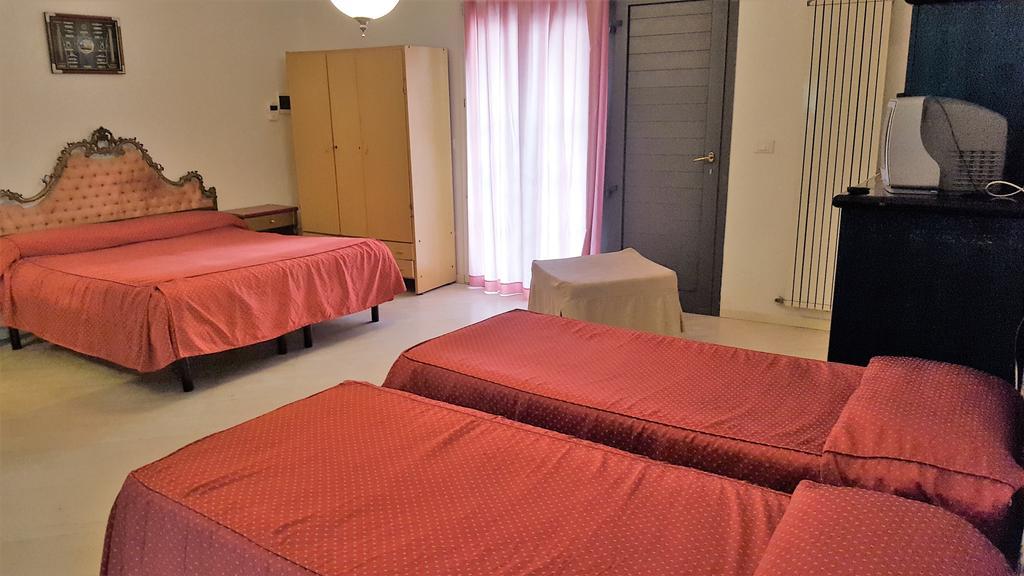 Hotel Bengasi Rimini Buitenkant foto