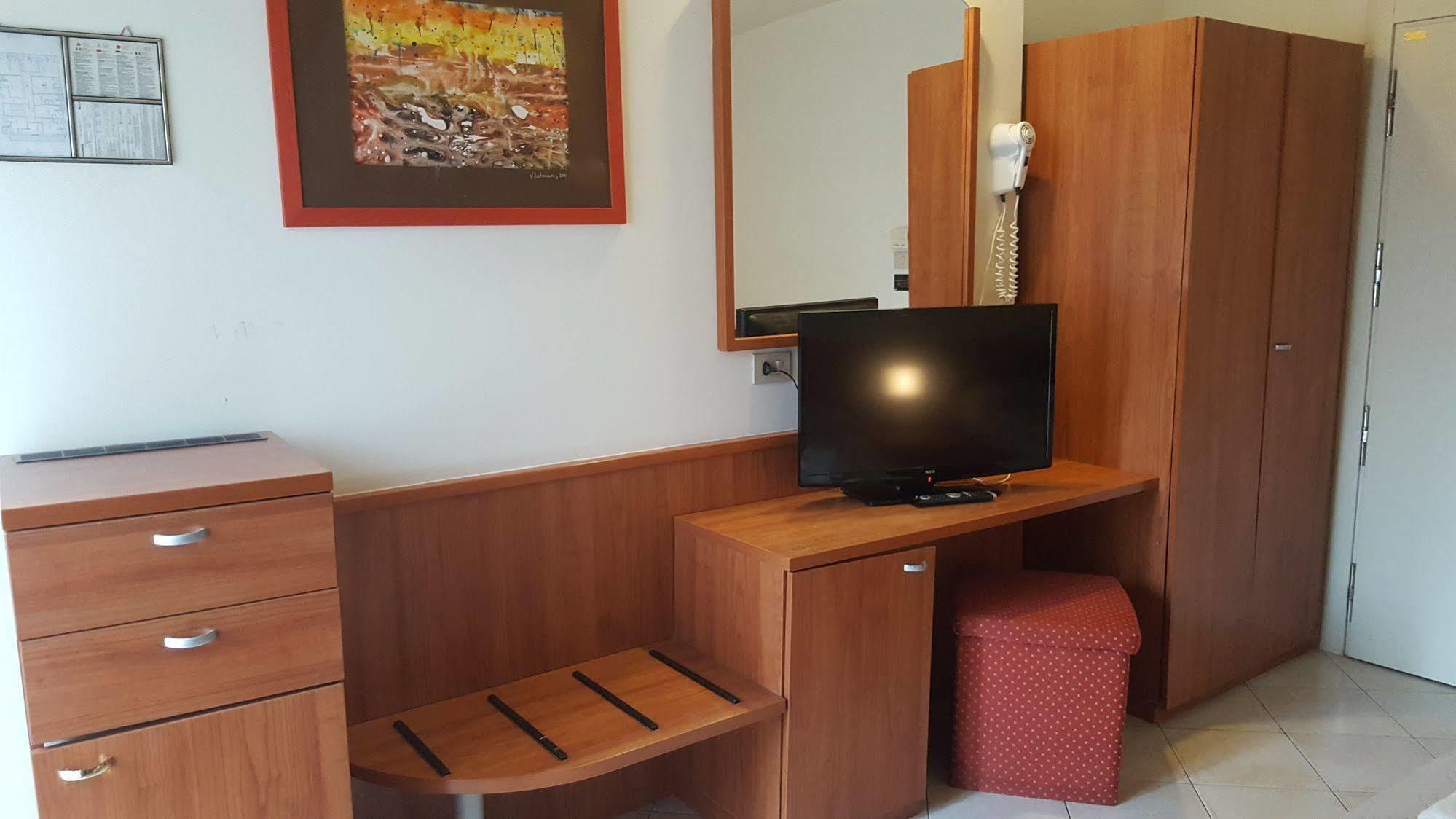 Hotel Bengasi Rimini Buitenkant foto