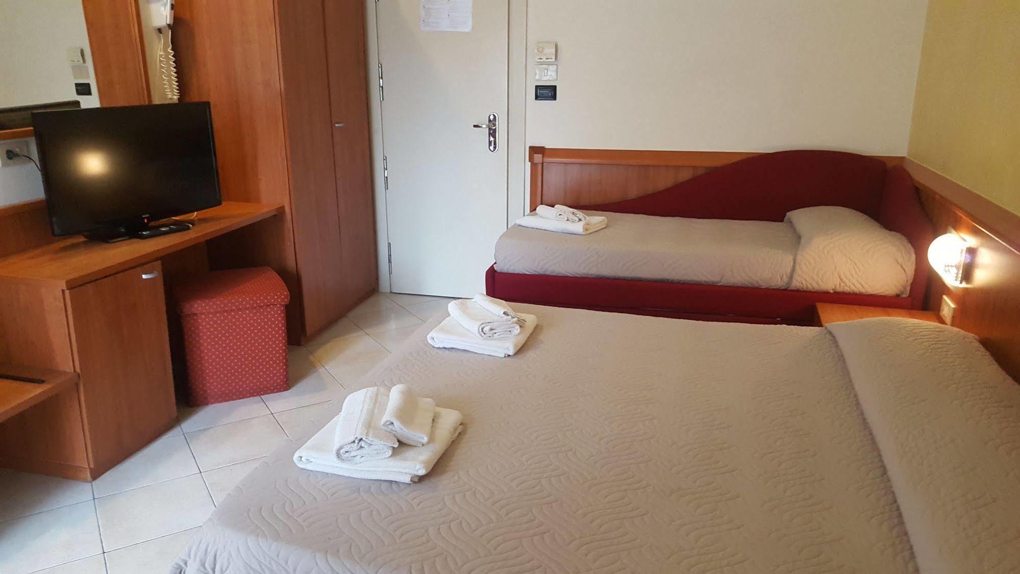 Hotel Bengasi Rimini Buitenkant foto